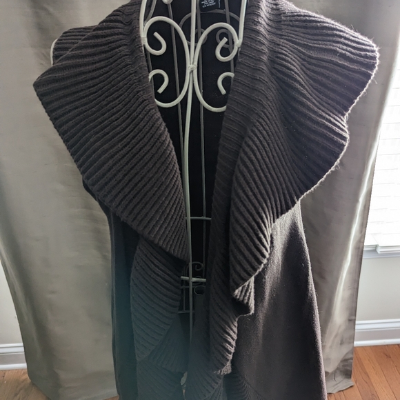 Vest with Ruffles - Picture 3 of 6